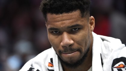 v站体育-又一场无奈的失利！字母哥13中9&amp;罚球14中7空砍25分 有7次失误