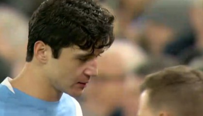 v体育-曼城惊魂一刻！胡桑诺夫被撞晕，鼻子肿起大包，多纳鲁马误伤