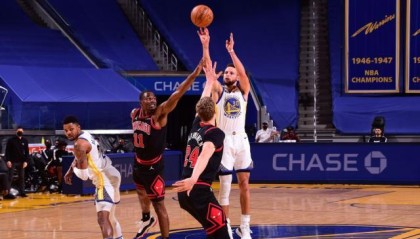 v站-【现场】库里无惧疼痛带伤复出 重摔瞬间令人揪心